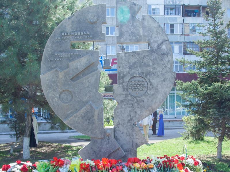 16 лет назад в Волгодонске открыли памятный знак «Участникам ликвидации последствий радиационных катастроф»