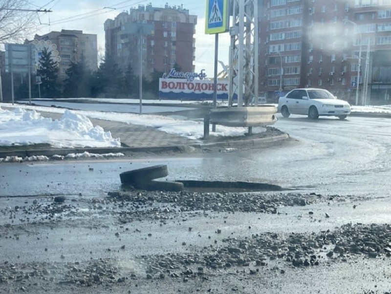 В Волгодонске массово ломаются автомобили после попадания в  яму на въезде в новый город