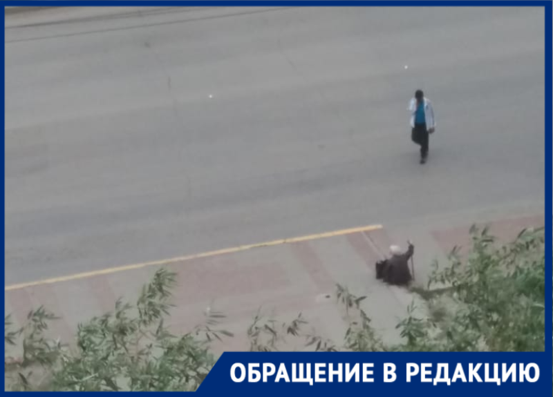 «Сердце кровью обливается»: сидя на холодном бетоне старики вынуждены ждать общественный транспорт в Волгодонске