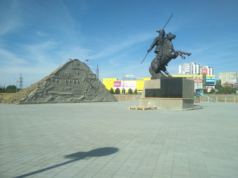 Памятнику Бакланову на набережной Волгодонска добавили «черноты»