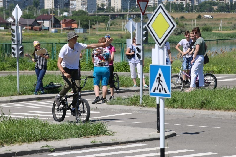 42 школьника в Волгодонске продемонстрировали свое умение управлять двухколесным транспортом