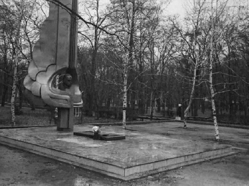 41 год назад в Волгодонске состоялось открытие памятника знаменитому летчику Виктору Лецко