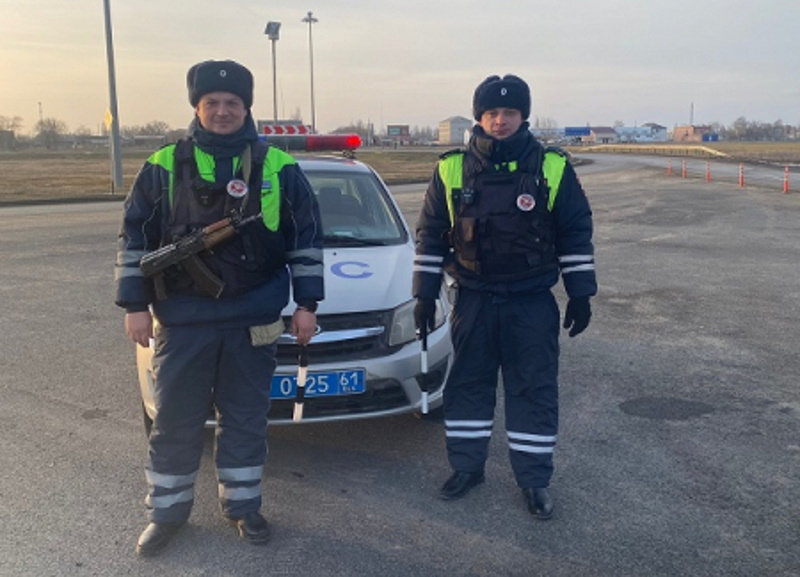 Сотрудники ГИБДД пришли на помощь «заглохшему водителю» на трассе Ростов-Волгодонск