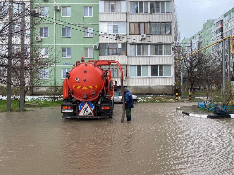 Волгодонские коммунальщики откачивают воду с дорог и чистят дождеприемники