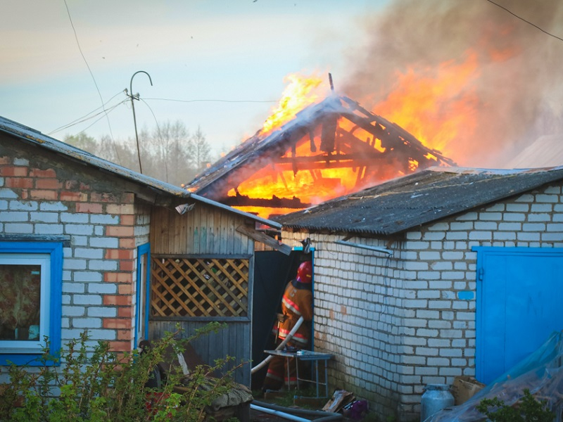 Крупный пожар на десятках квадратных метров в частном домовладении произошел в Жуковской