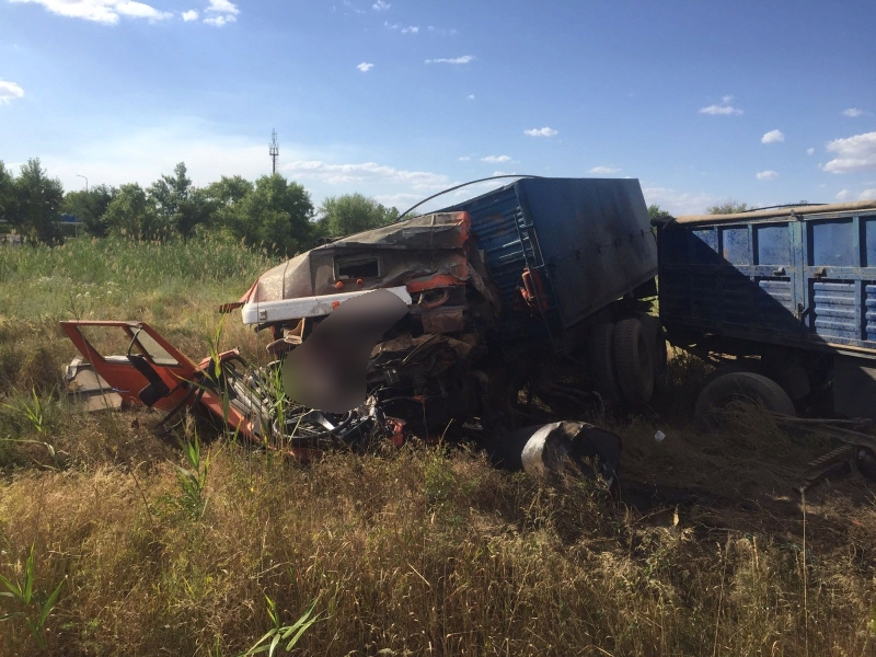 Водитель зерновоза врезался в столб, уходя от преследования на Жуковском шоссе
