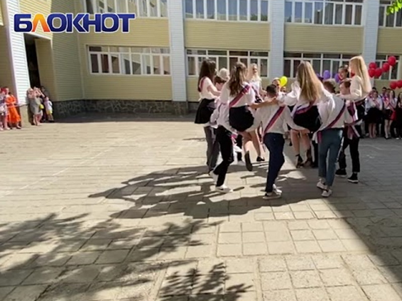 Захватывающий дух танец исполнили выпускники школы в Волгодонске на «Последнем звонке»