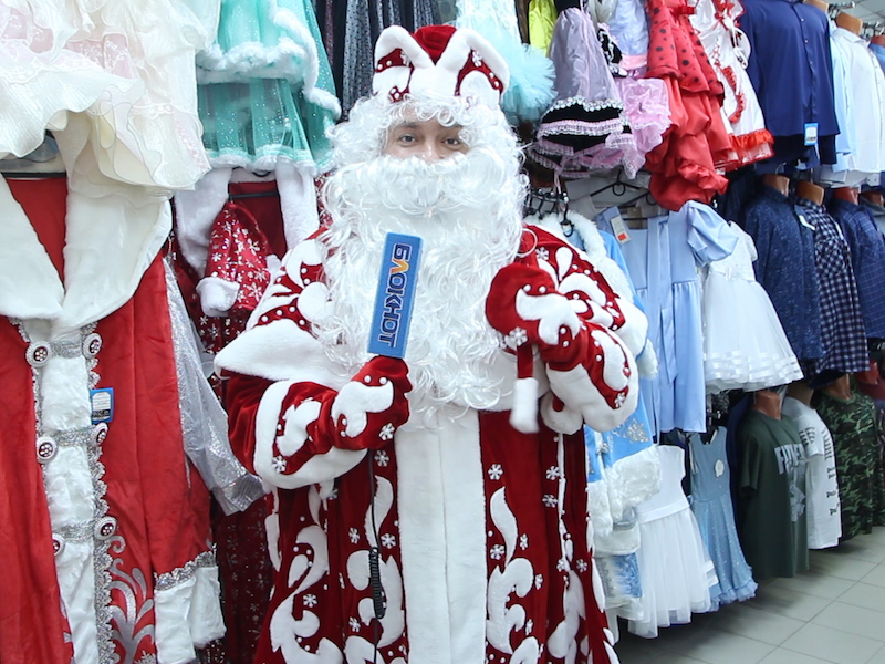 Карнавальные костюмы и полезные подарки на Новый год: возможно ли купить всё в одном месте?