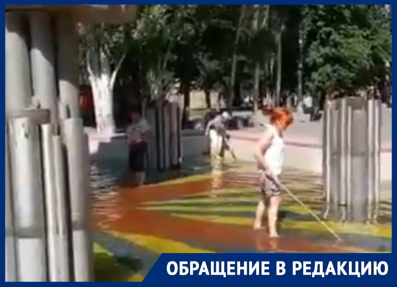 Волгодончанка поблагодарила сотрудников парка «Победы» за уборку фонтана
