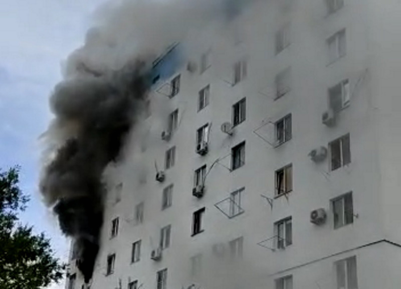 Сильный пожар вспыхнул в многоквартирном доме в Волгодонске