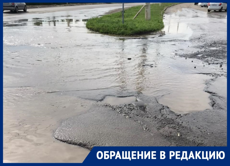 В «море» превращается двор в квартале В-5 в Волгодонске во время дождя