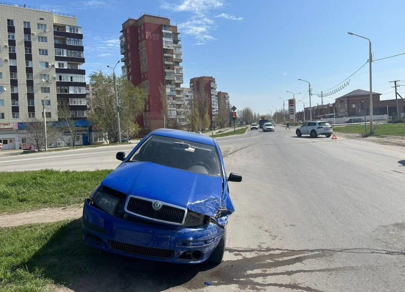 71-летний водитель проехал на «красный» и врезался в «Фольксваген» в Волгодонске