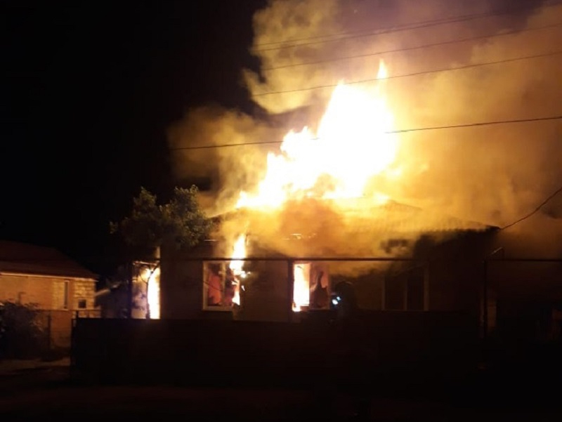 Ночью в Красном Яру полностью сгорел жилой дом