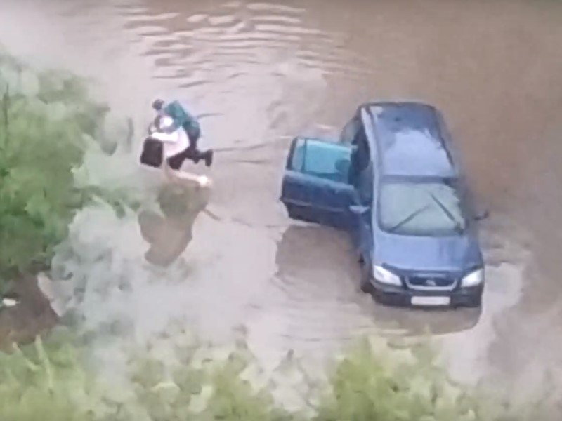 Двоих детей из затопленной машины на руках вынесла волгодончанка