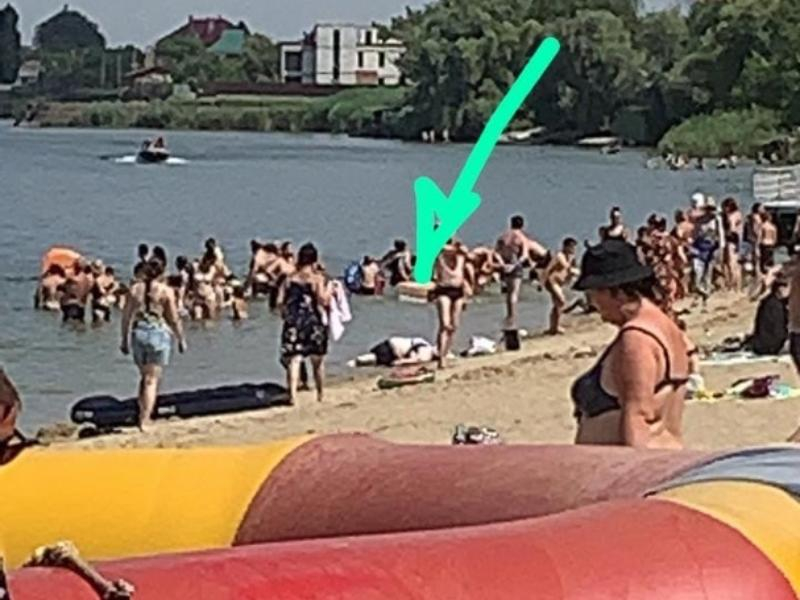 Рядом с трупом утонувшей женщины в станице Романовской играют дети и купаются взрослые
