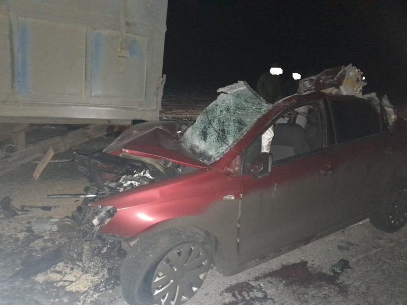 Водитель погиб: под Зимовниками в КамАЗ по очереди врезались две легковушки