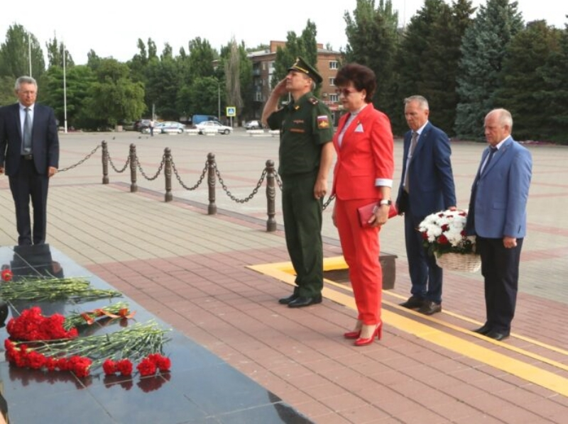 В День памяти и скорби в Волгодонске возложили цветы к 11 обелискам и мемориалам воинской славы