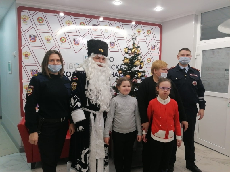 «Пожарный Дедушка Мороз» навестил воспитанников школы-интерната «Восхождение»
