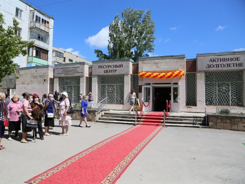 Дискотеки, кинотеатр, обучение компьютеру: в Волгодонске открылся центр для пенсионеров