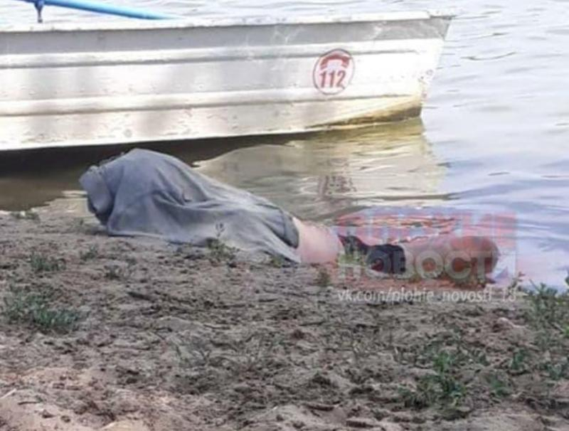 Труп утонувшего мужчины около трех часов пролежал рядом с отдыхающими на «Пятом»