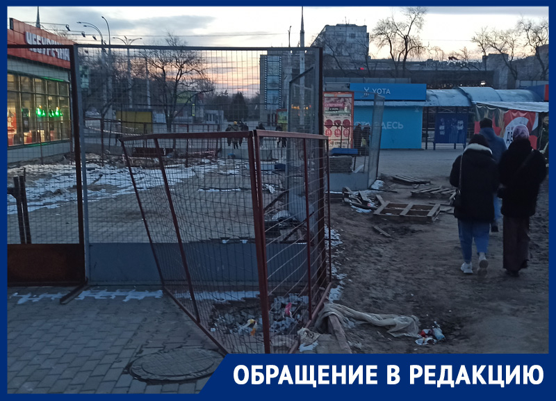 «И долго еще эти ямы будут здесь?»: жители Волгодонска о последствиях коммунальной аварии на «Торговом»