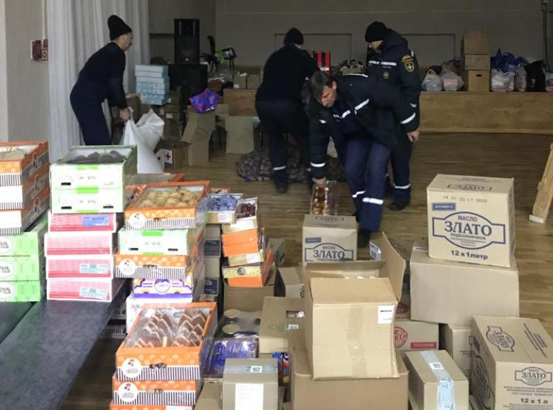 Почти семь тонн гуманитарной помощи беженцам доставили в город спасатели Волгодонска