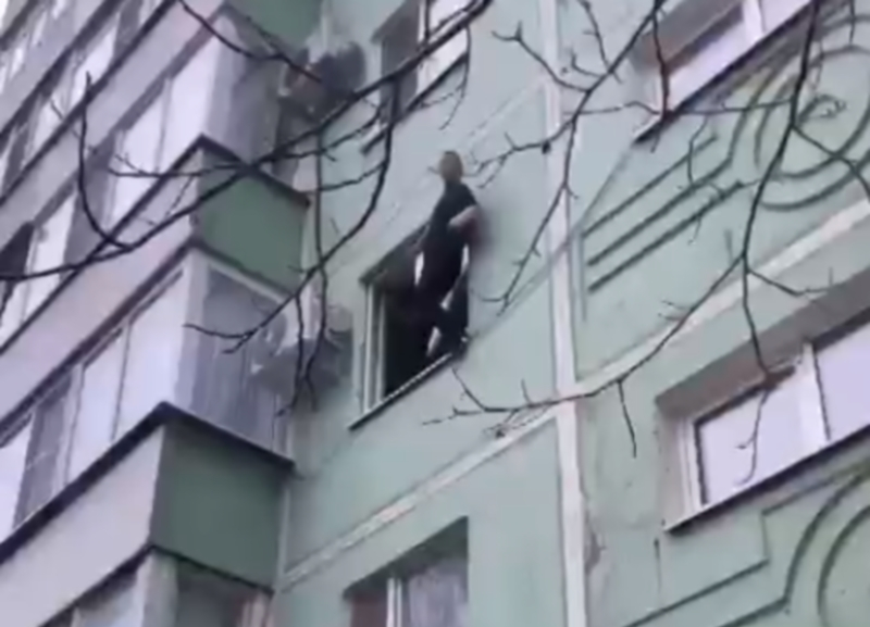 Волгодонец вылез из окна чужой квартиры: его друг представился полиции Аленкой