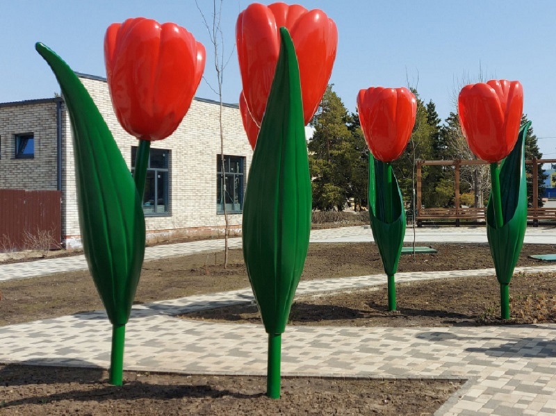 В Орловке появился сквер с гигантскими тюльпанами