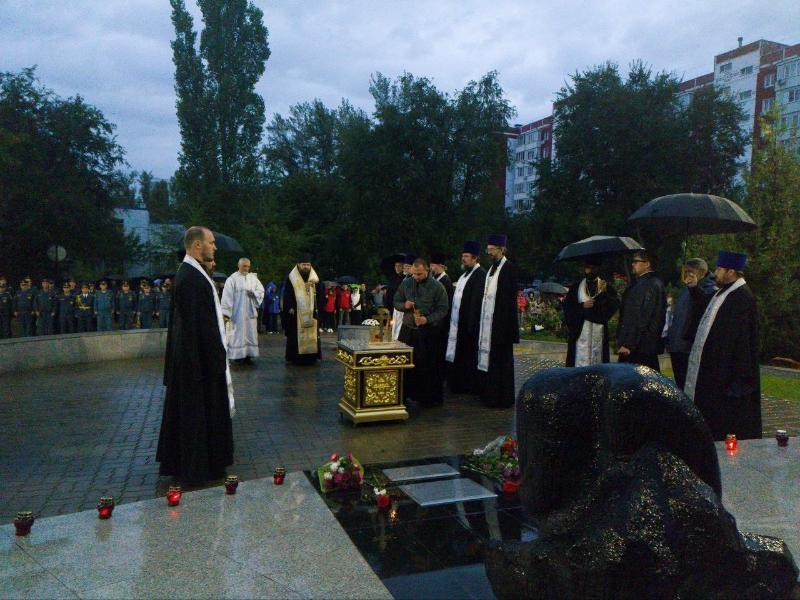 Десятки волгодонцев пришли почтить память погибших при теракте в Волгодонске