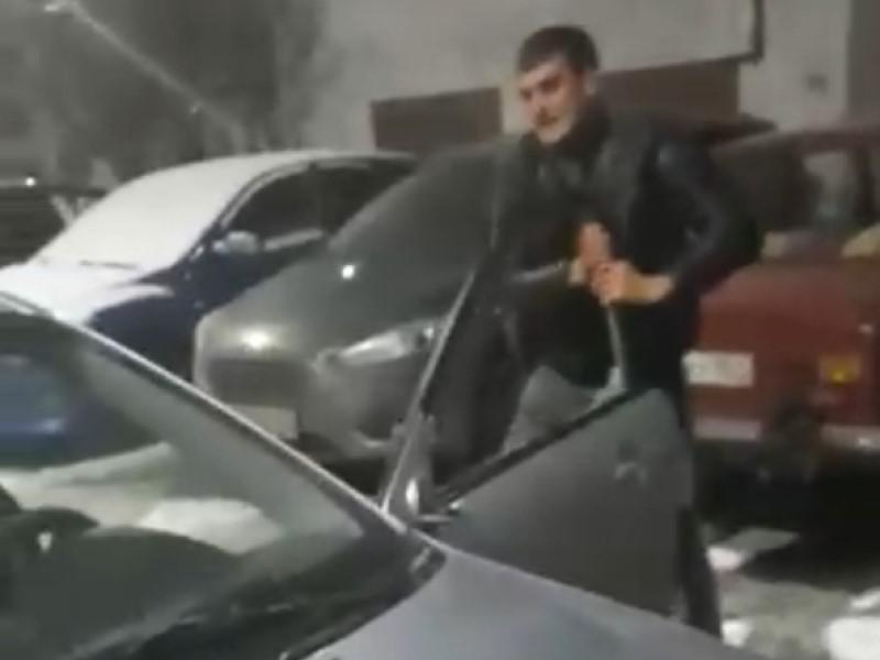 Неадекватного пассажира такси, разбившего машину тумбочкой, приговорили к условному сроку в Волгодонске