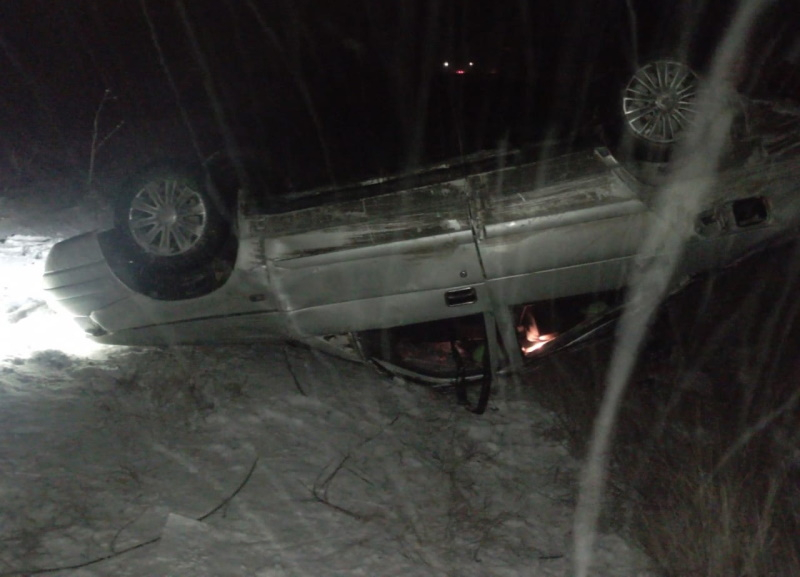 Автомобиль с семейной парой перевернулся на зимовниковской трассе