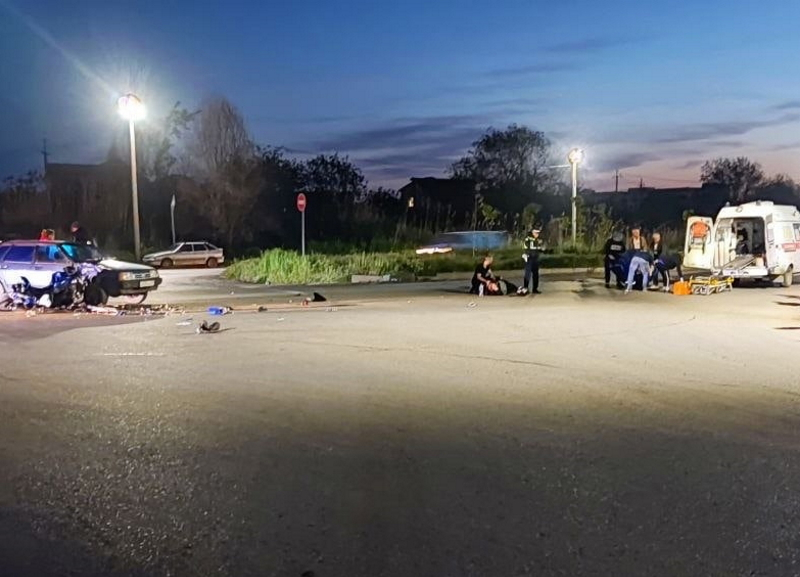 Мотоциклиста и его пассажира экстренно госпитализировали после столкновения с легковушкой в Волгодонске