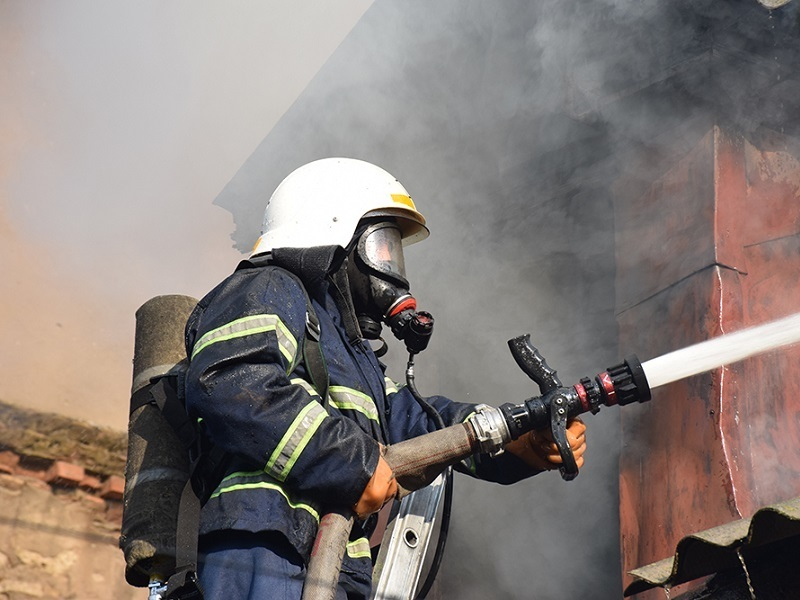 В Романовской пожарные вытащили из горящего дома человека