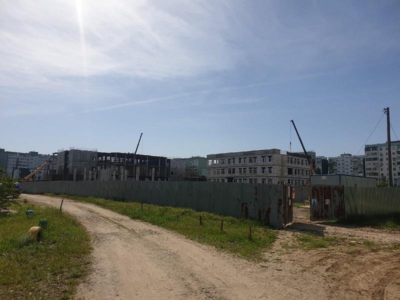 В Волгодонске строители приступили к остеклению здания новой  школы в микрорайоне В-9