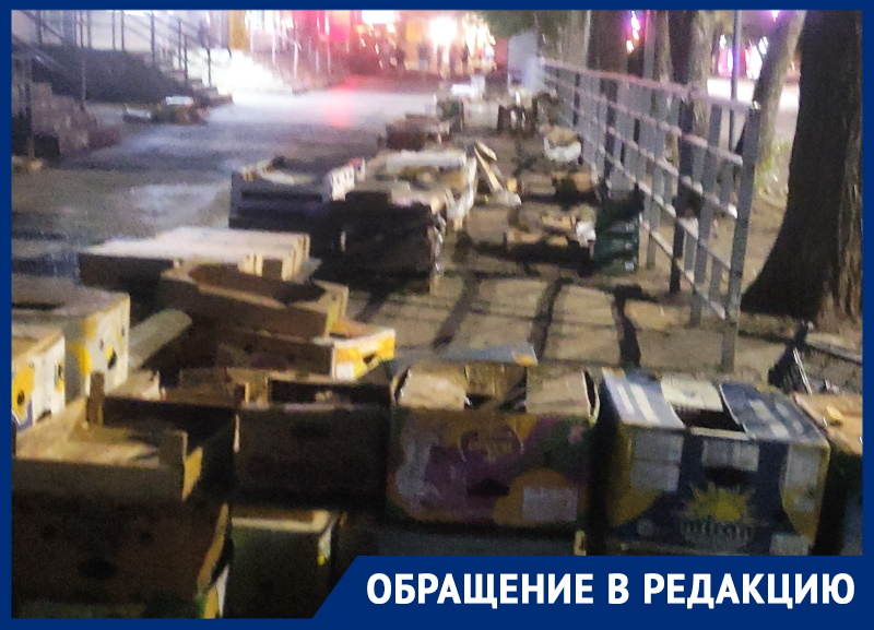 Им закон не писан: уличные торговцы продолжают разбрасывать мусор в районе рынка «Машенька»