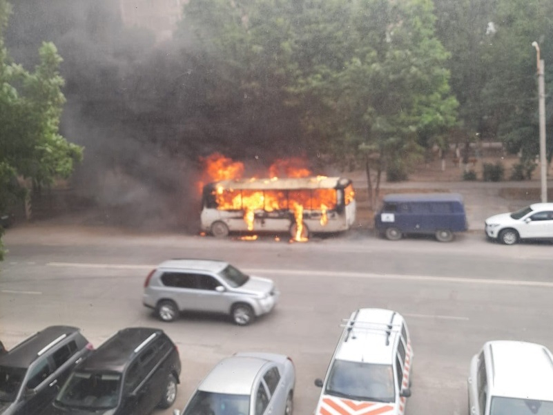 Пылающий в центре Волгодонска автобус очевидцы сняли на камеру