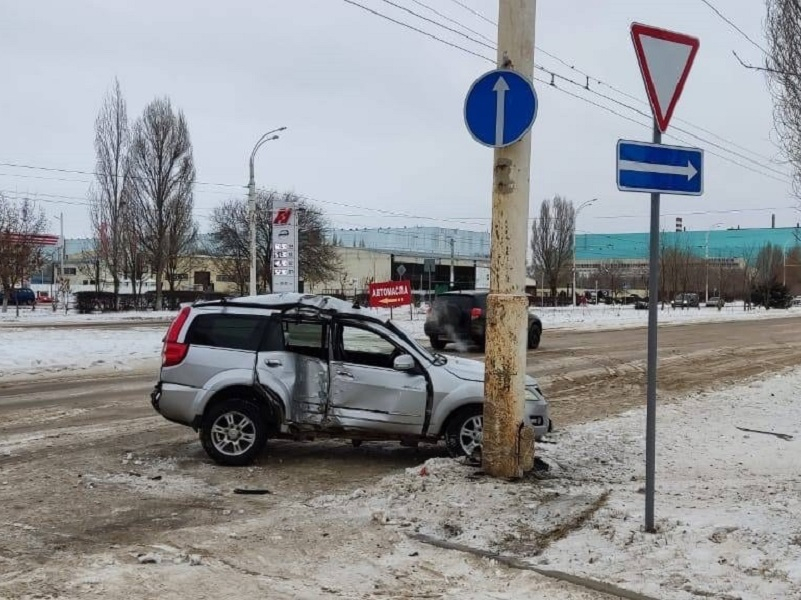 Женщина и девочка пострадали при столкновении внедорожника с троллейбусной опорой на Курчатова