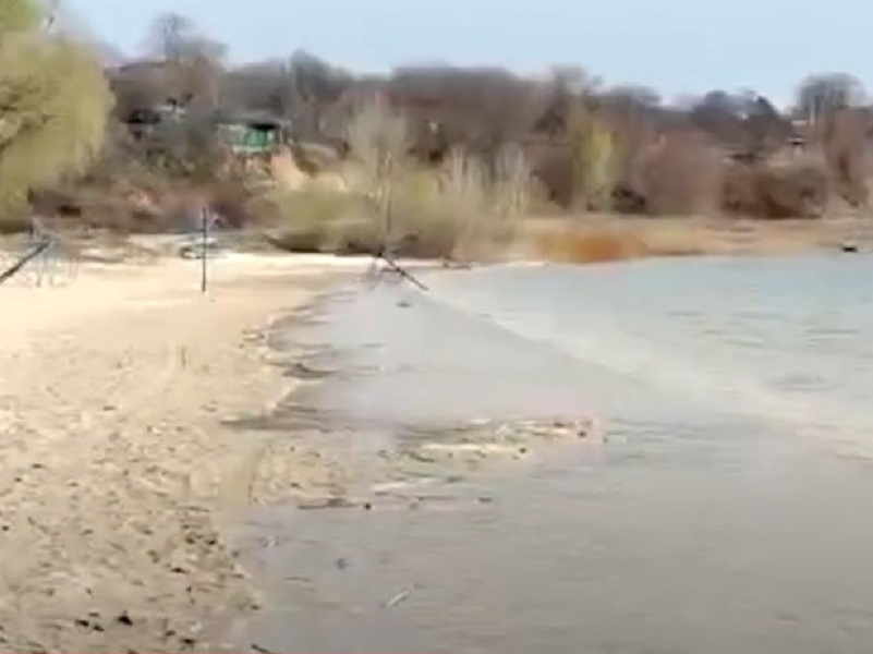 Водохранилище подтопило пляж в Цимлянске