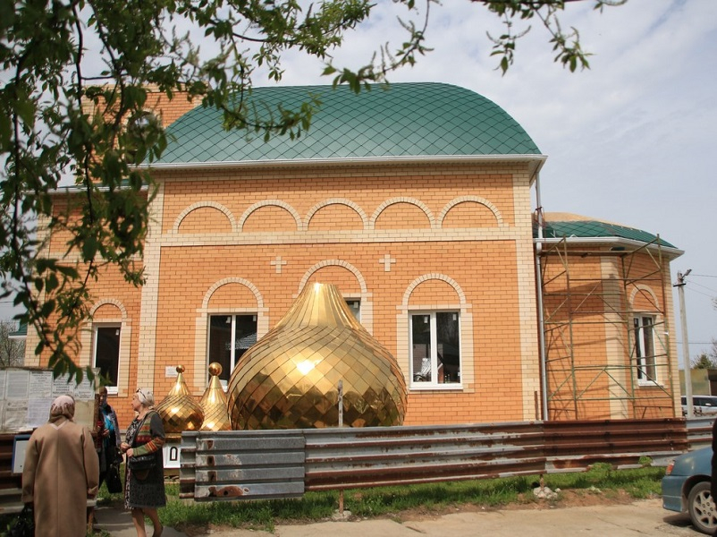 Для храма в Красном Яру освятили купола