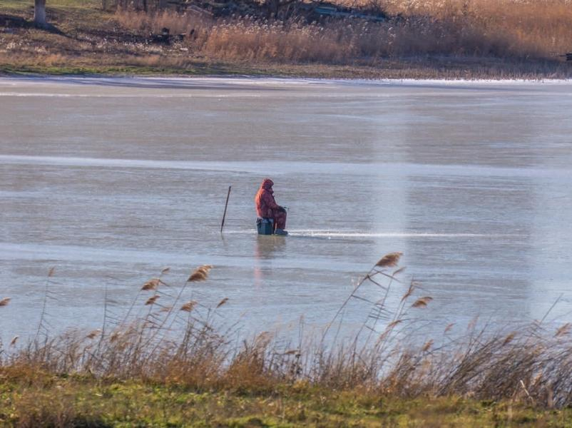 Первые любители зимней рыбалки уже выбрались на неокрепший лед