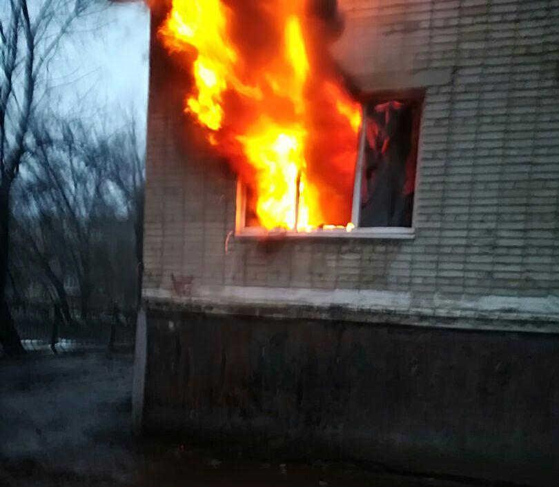 Женщина пострадала при пожаре в пятиэтажном жилом доме в Волгодонске