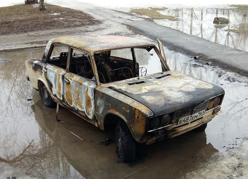 ВАЗ сгорел дотла возле высотки на улице Степная в Волгодонске