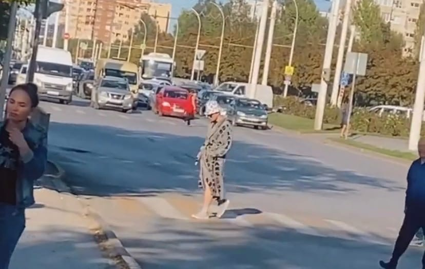 Экстравагантный парень в халате вальяжно прогулялся по Волгодонску