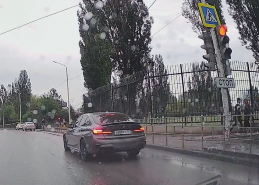 Проехавшую на красный свет на Степной дерзкую автоледи за рулем БМВ из Аксая удалось задержать
