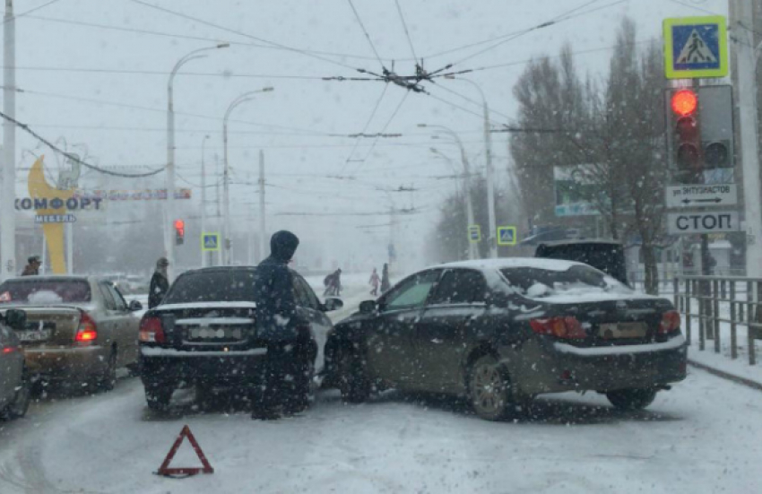 Вырванные столбы и множество ДТП: как Волгодонск пережил сильный снегопад