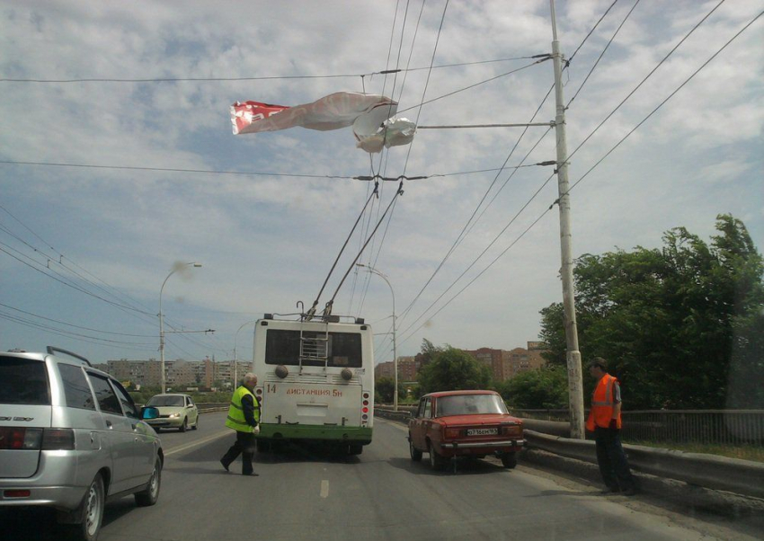 В Волгодонске сорванный ветром рекламный баннер стал причиной пробки на мосту
