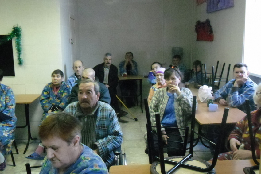 В Волгодонске бездомным рассказали о ПДД и подарили светоотражающие значки