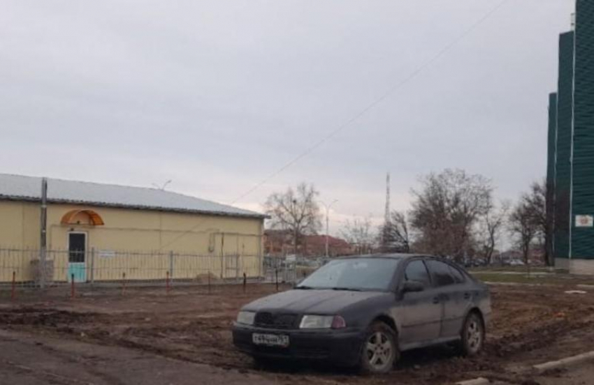 В Волгодонске начали усиленную борьбу с незаконными парковками на газонах и детских площадках 