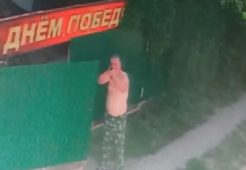 «Ходит с ружьем, пилит деревья, в полуголом виде бьет по заборам»: дачники уличили укравшего флаг Волгодонска мужчину в новых проступках