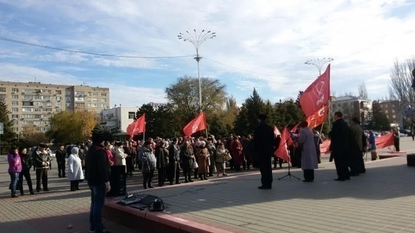 В день Октябрьской революции волгодонские коммунисты призвали вернуть льготы и послушали «Интернационал»